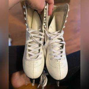 Size 6 American girls ice skates